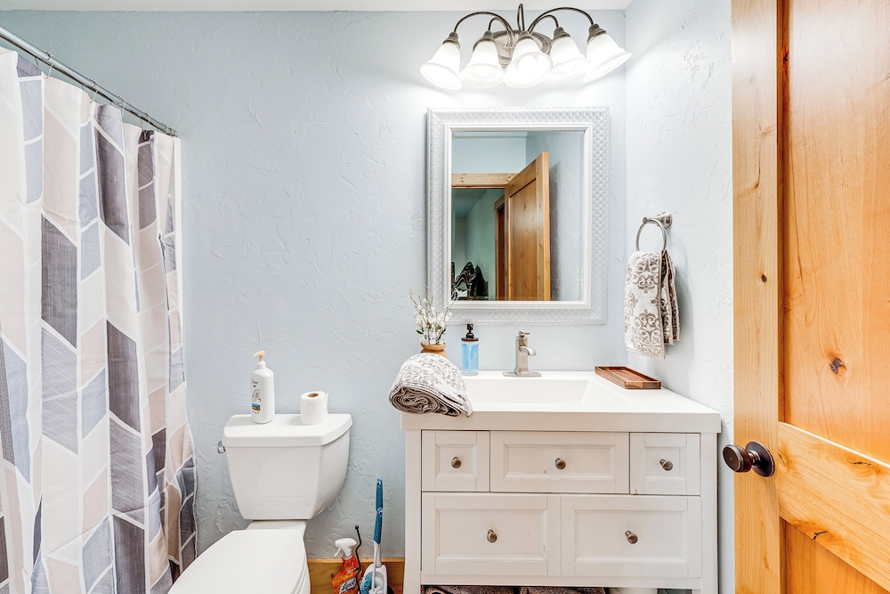 Luxe Barndominium Retreat Near Blue Spring Lake!