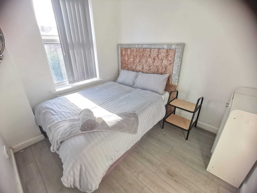 Charming 4-bed House in Manchester view 2