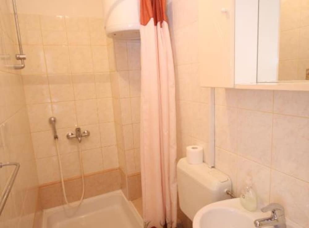 Apartments & Rooms Cakelic II