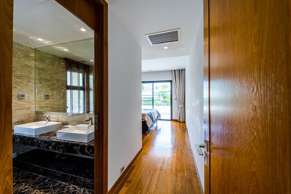 Luxury Mansion On Golf Course - BMG5 view 3
