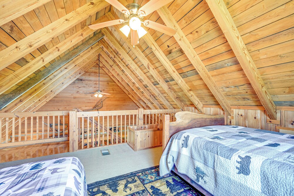 2 Mi to Mabry Mill: Mtn-view Cabin w/ Porch!