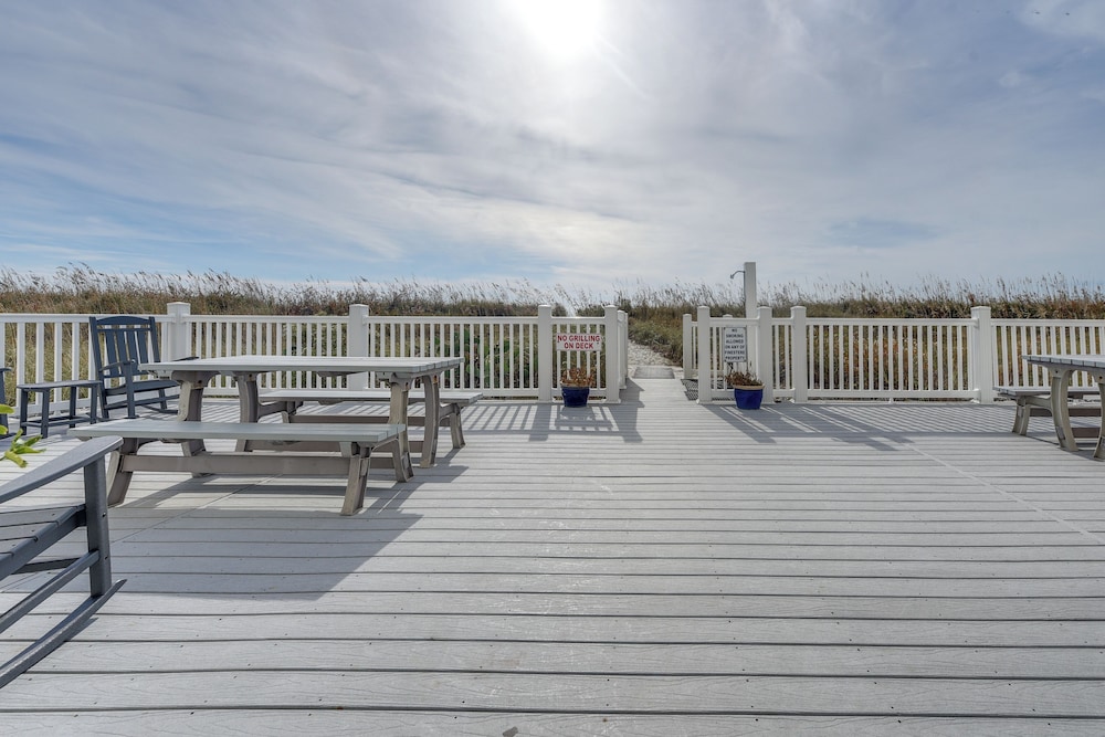 Steps to Beach: NMB Condo w/ Balcony & Pool Access