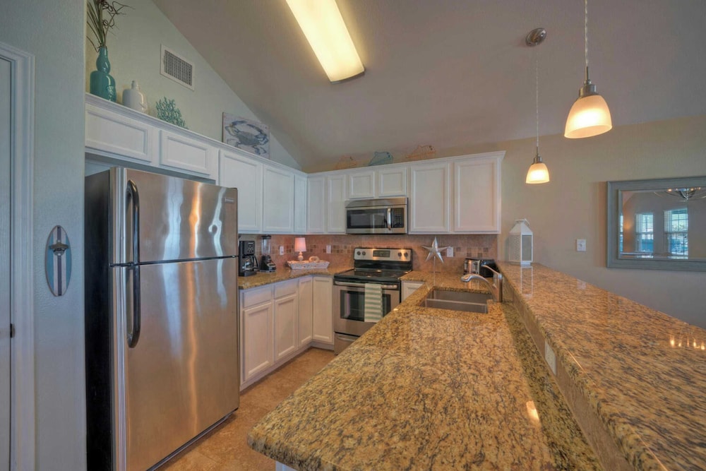 Sleeps 21, 2 Homes 2 Private Pools, Fire Pit, Swing Bar Walk to the Beach