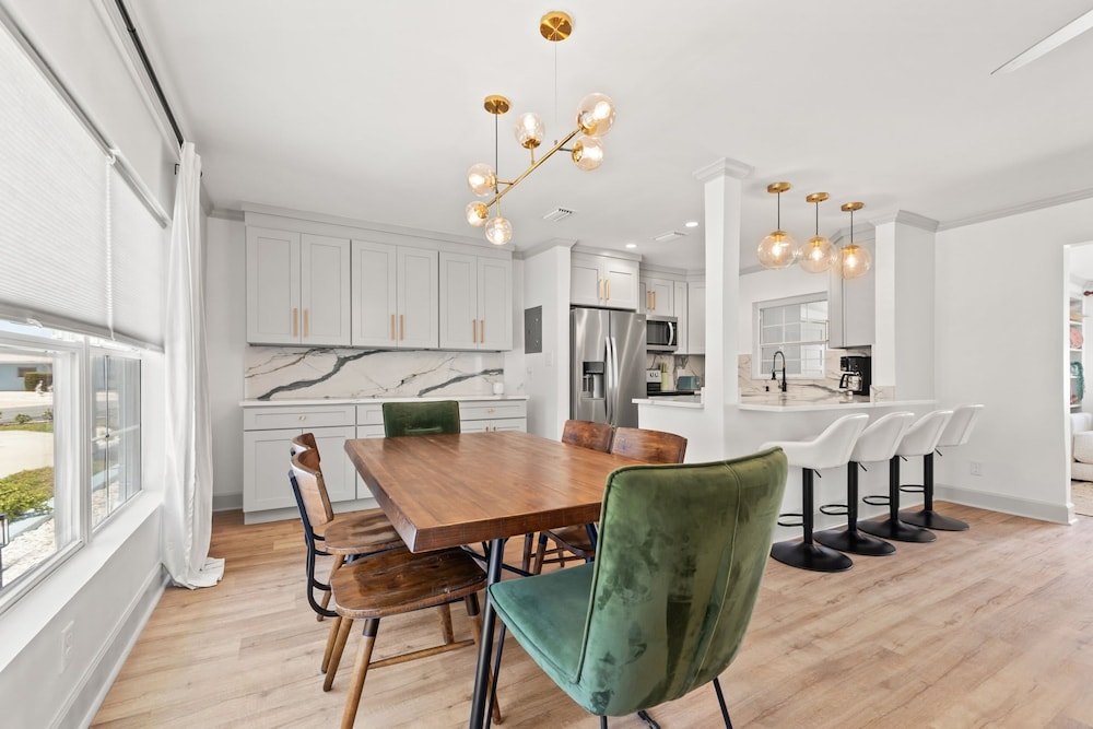 Stylish Villa Near Treasure Island Beaches