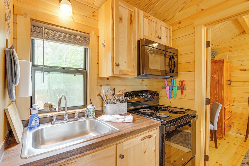 15 Mi to Blue Ridge: Forested Cabin w/ Decks!