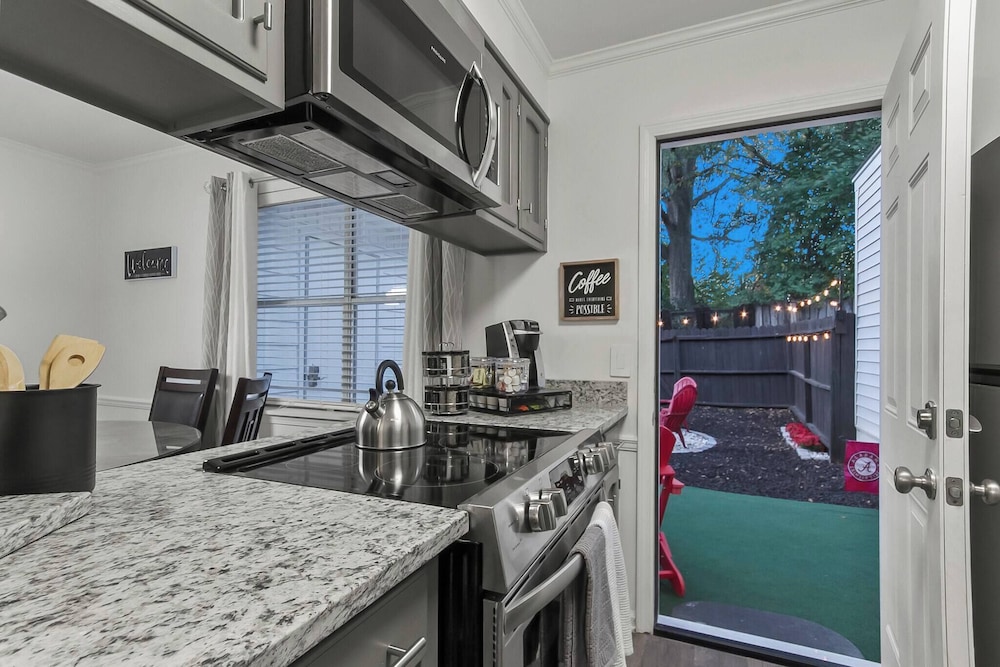 Day Dreamer Minutes to Stadium With Fire pit and Parking