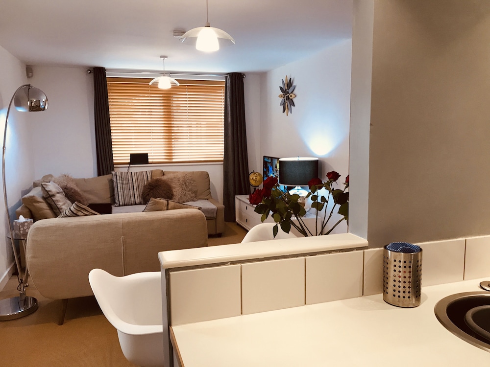 2 Bedroom Luxe Dockland Apartment with Parking view 4