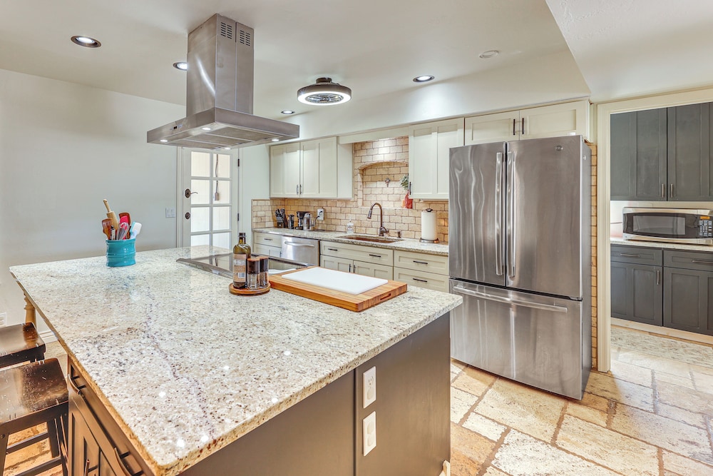 3 Mi to Dtwn Shops & Eats: Mesa Home w/ Pool!