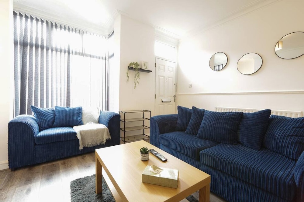House-sleeps8-parking-garden