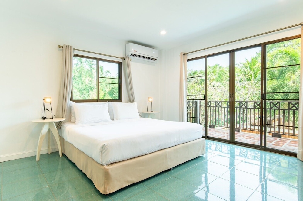 Dolphin Bay Beach Resort