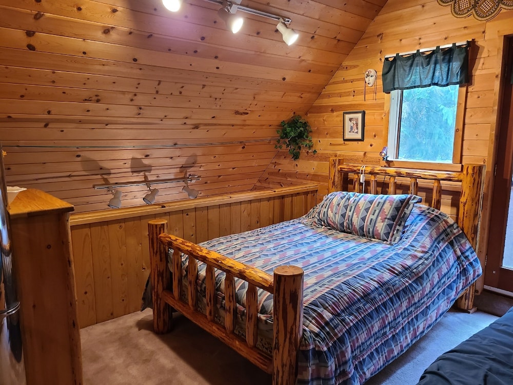 Two Bedroom Real Log Cabin With Wifi and EV Char ger