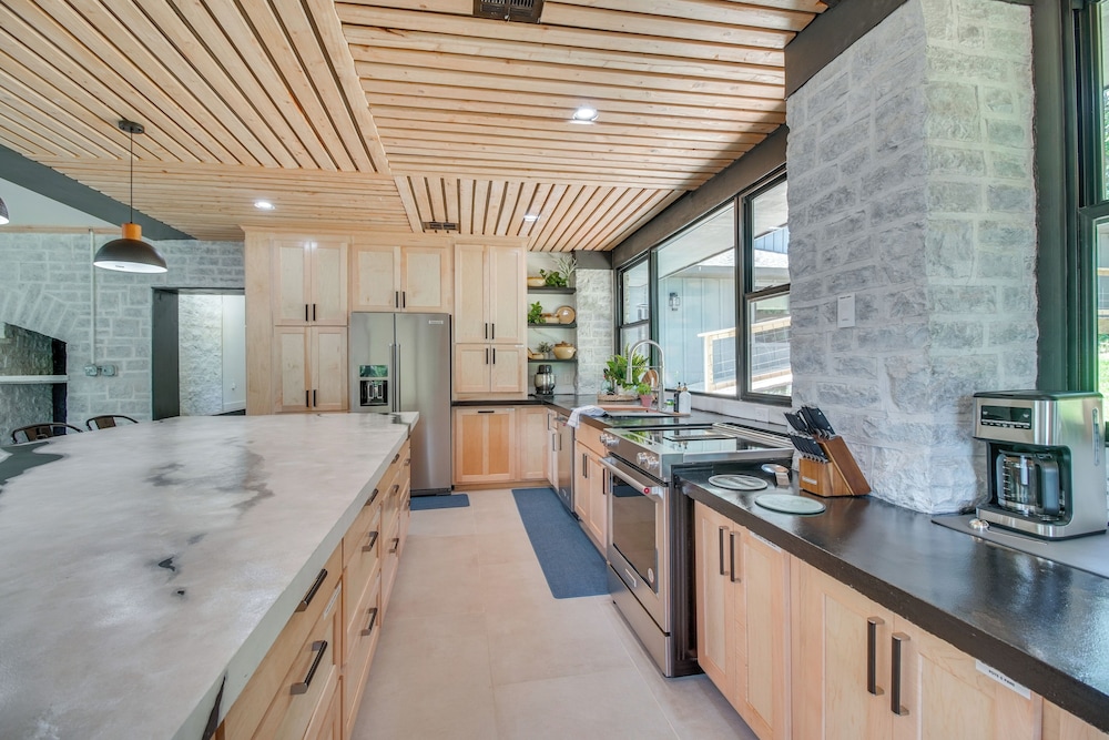 Waterfront Hot Tub - Luxe Home on Grand Lake!