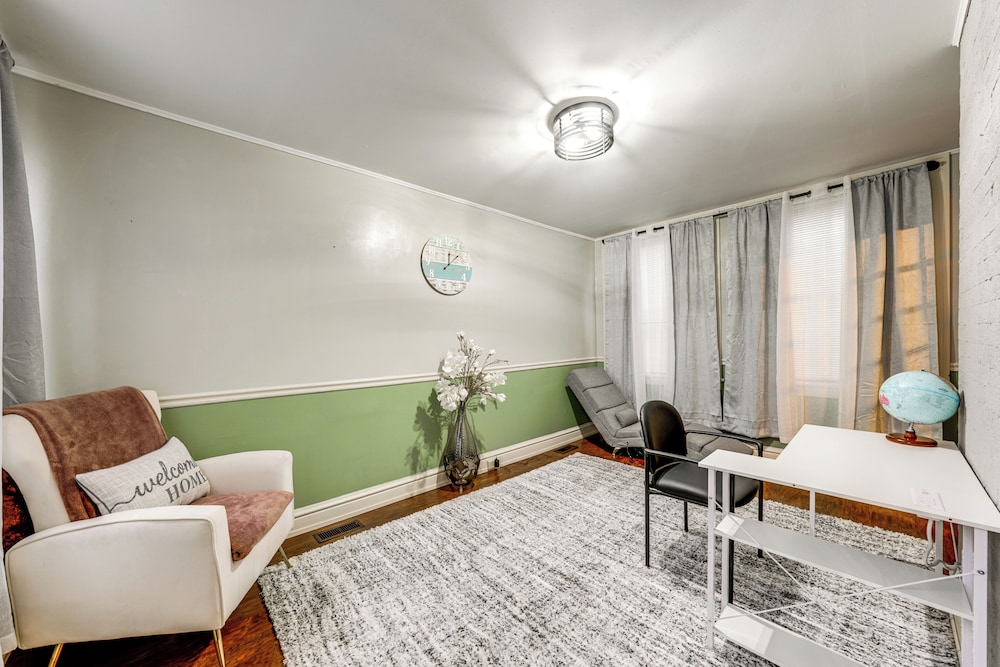 2 Mi to Dtwn: Spacious Apartment in Joliet