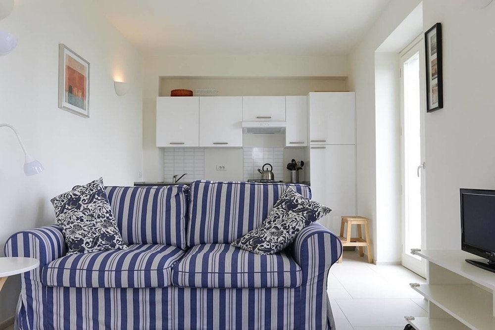 Italian Lakes 1 bed Apartment With Lake Views, Private Terrace, Wifi, Peaceful Location photo 3