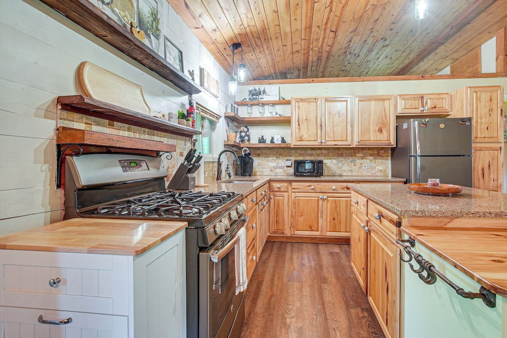 Pond & Fire Pit: Charming Log Cabin Near Blue Rock