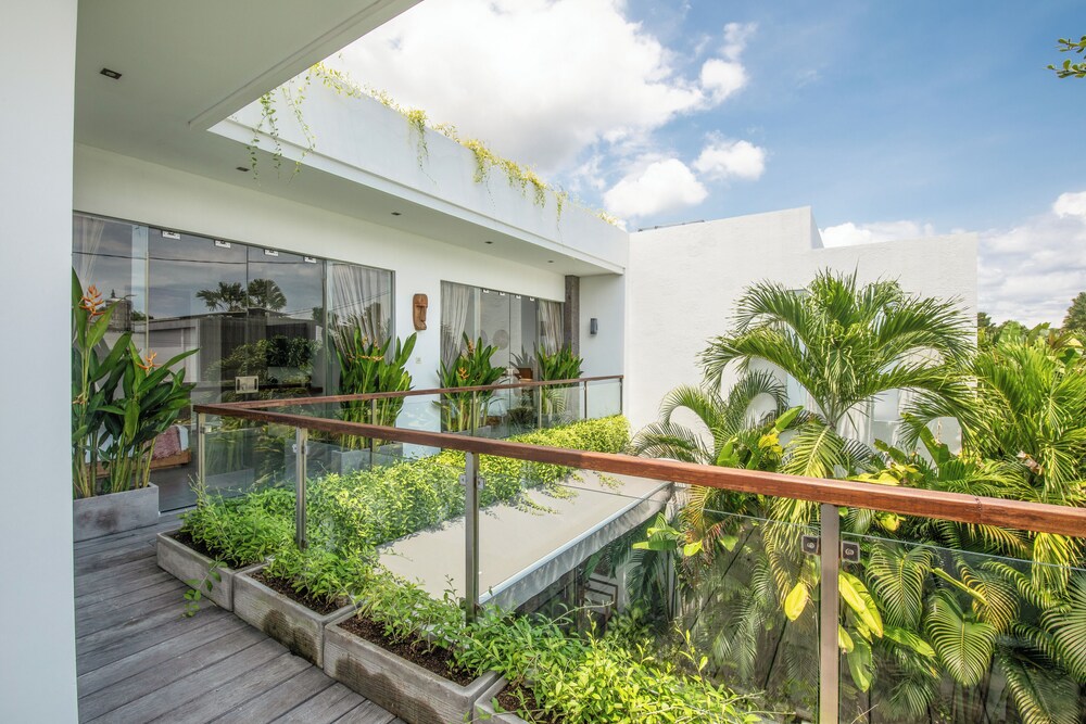 Luxury 4BR Haven, Steps to Canggu's Beach Elegance