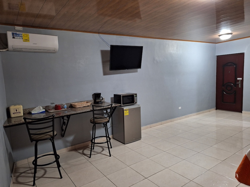 Travel Connection Hostal - Property Image 2