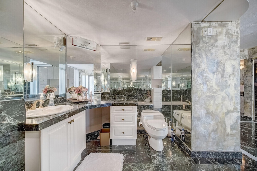 Sherwin Condominium 1801