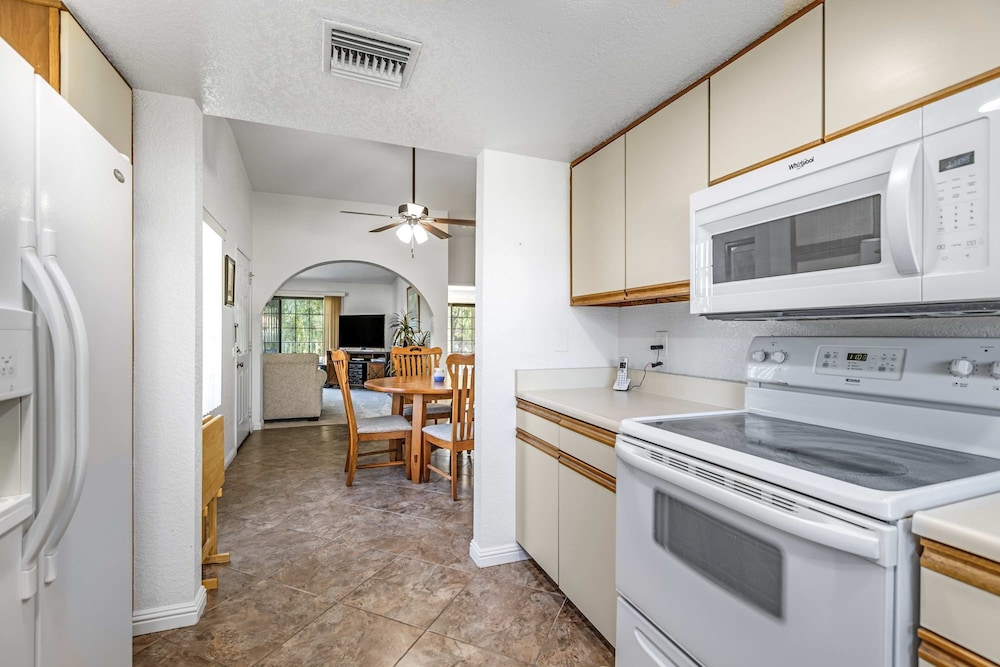Stylish Condo With Panoramic View Community Pool