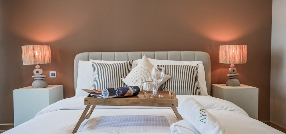 Aya - Cozy 1BR Apartment with Panoramic City Views — bedroom