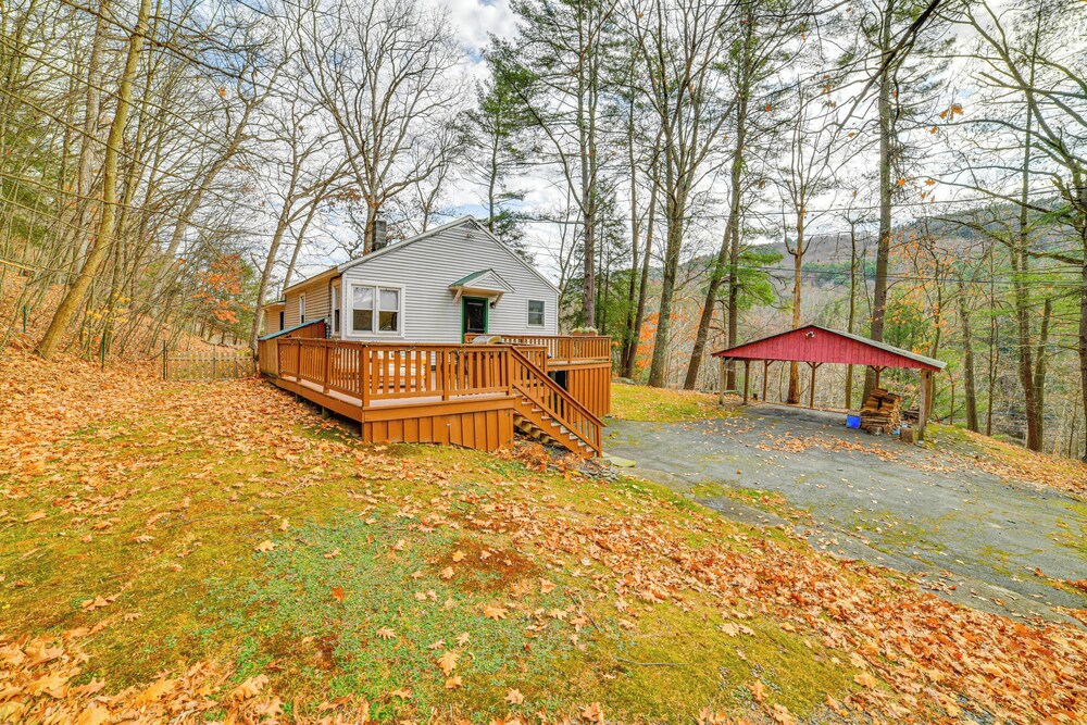 Cozy Cottage Near Hiking & Skiing!