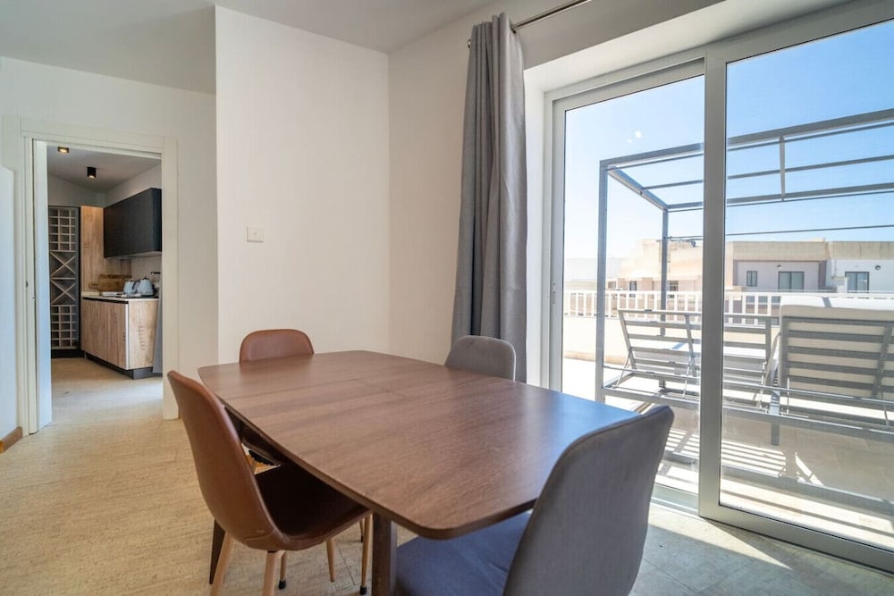 Sannat Penthouse Retreat Hot Tub Outdoor Lounge