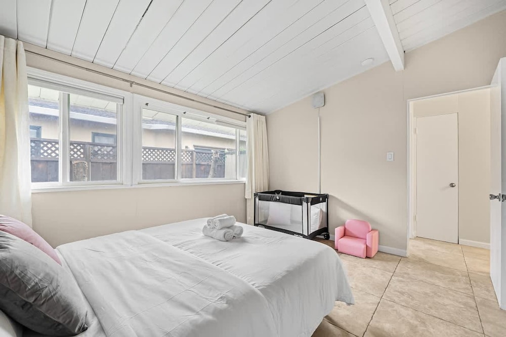 Entire 3br House With Playground