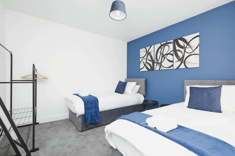 Modern 2 Bedroom House With Free Gated Parking view 3