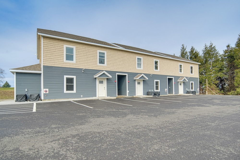 4 Mi to Lake Erie: Condo in Golf Community