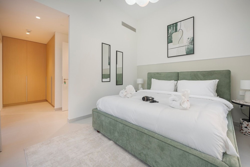Peaceful 4-bedroom Bright Kitchen Space in Dubai Creek Harbour