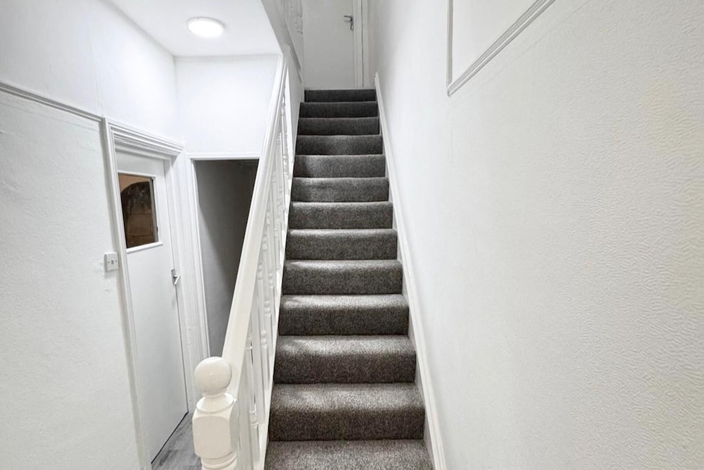 Central 4 Bed House - Sleeps 8 & Free Parking