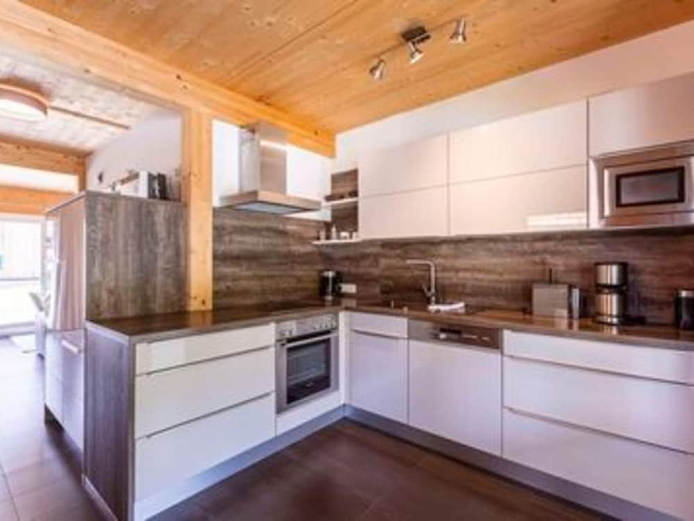 Spacious Chalet With hot tub