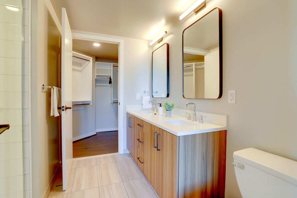 Prime Metro Proximity Condo at Clarendon