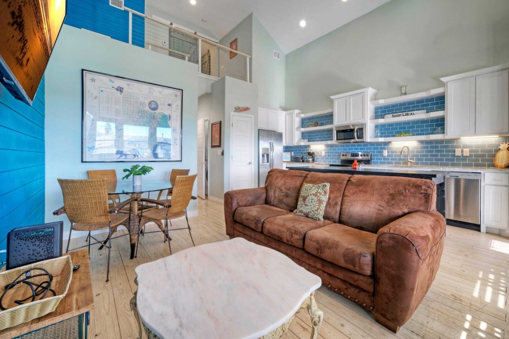 Sleeps 26 2 Homes w/ Waterfront Pool + Boat Dock Laguna Village Escape