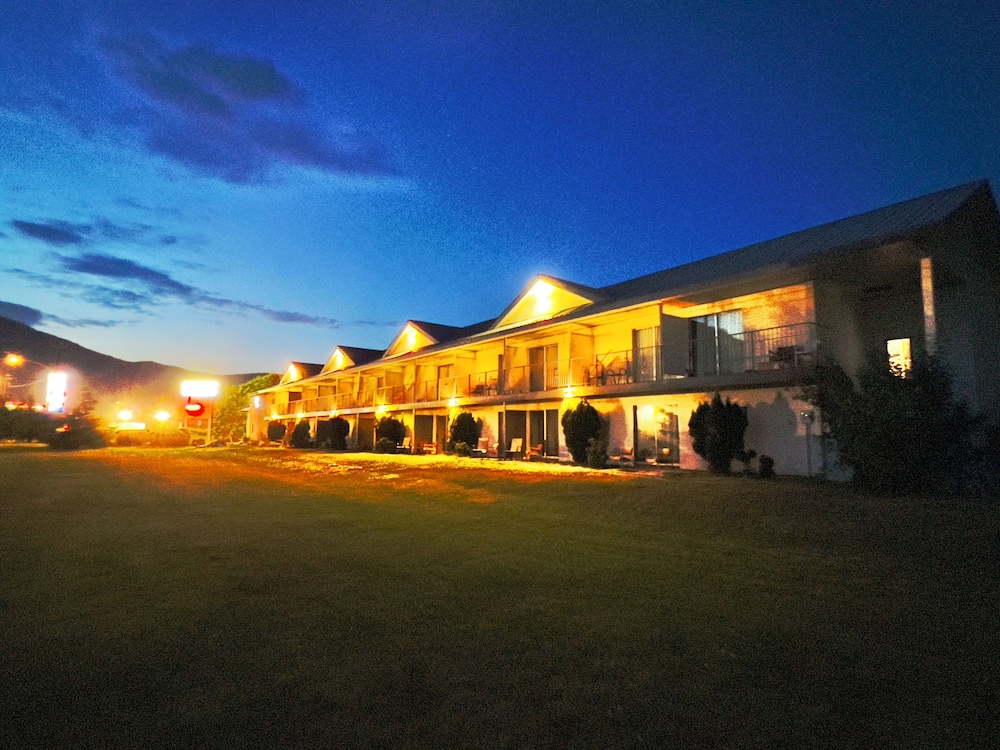 Monashee Motel