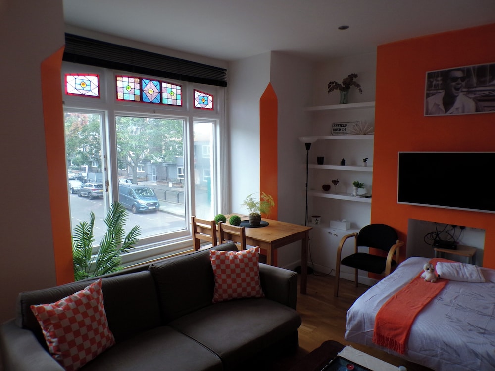 The Orange Housesleeps8-parking-pets&familyok-ac
