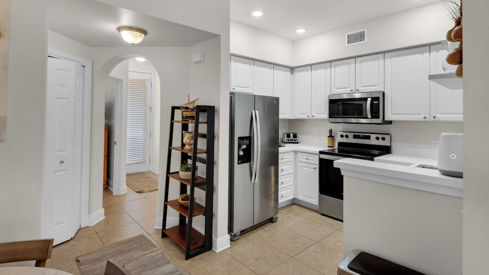 3br/2ba, Sleeps 6, BBQ Grill, Pool, Beach Access + Free Attraction Tickets!