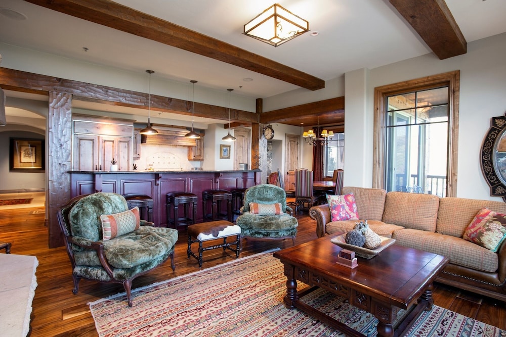 Grand Lodge - Three Bedroom #301 - Ski-in/ski-out 3 Condo