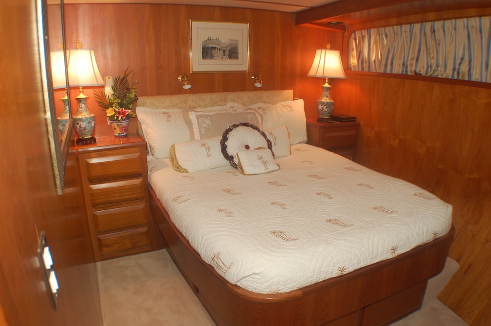 Luxury 3 level traditional Yacht - Image 4