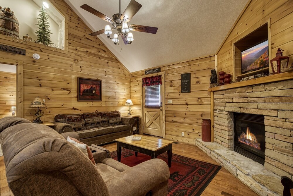 Er306- A Smoky Mountain Dream- Great Location- Close To Town 2 Bedroom Cabin by RedAwning view 4
