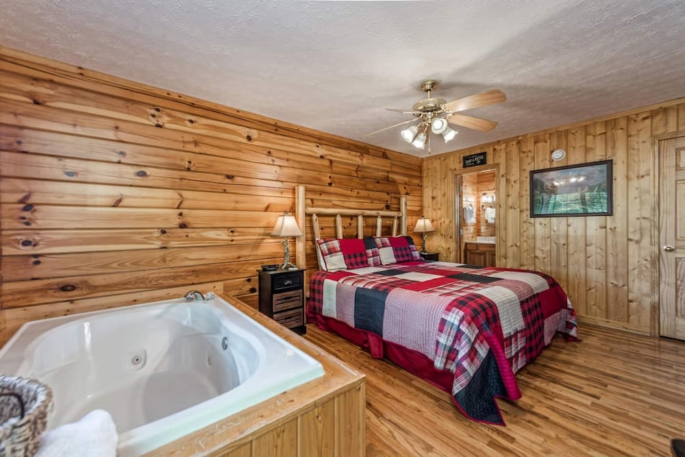 Smoky Mtn Lux Cabin Hot Tub Pool Views