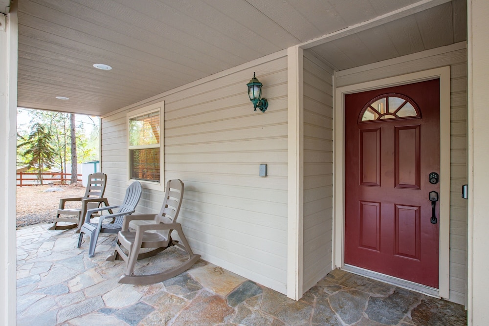 Mountain Retreat with Hot Tub Pool Table - Just over 1 hour to Squaw Valley Resort! by RedAwning - Property Image 17