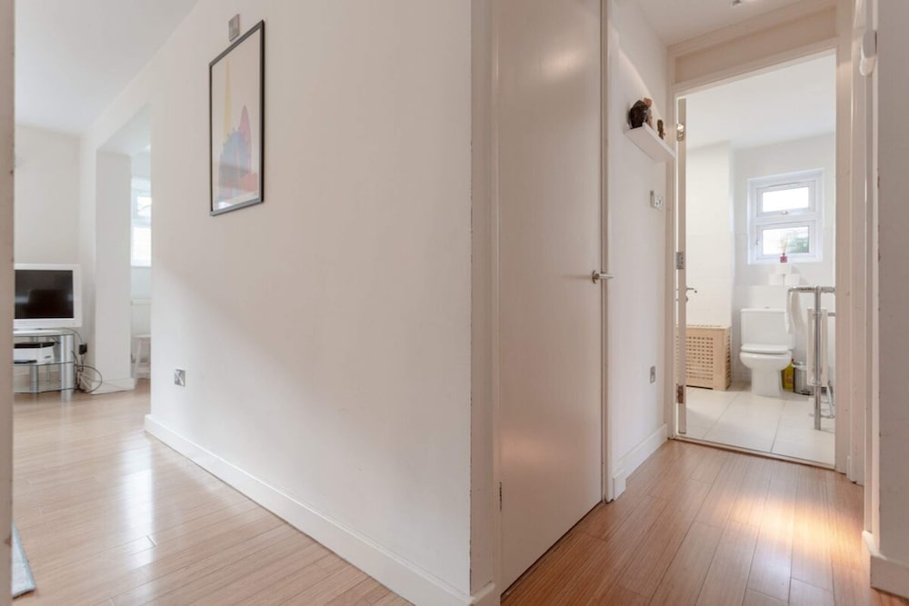 Well Located 2 Bedroom 1 Bath in Elephant & Castle