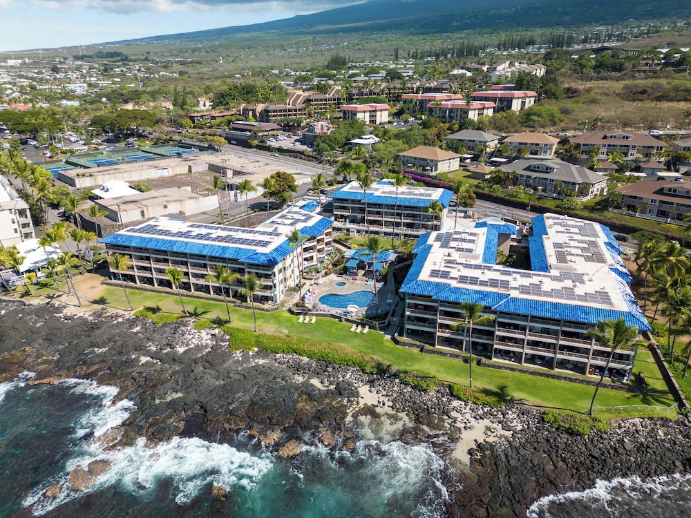 Kona Reef F2 Charming Oceanfront Condo for 4!