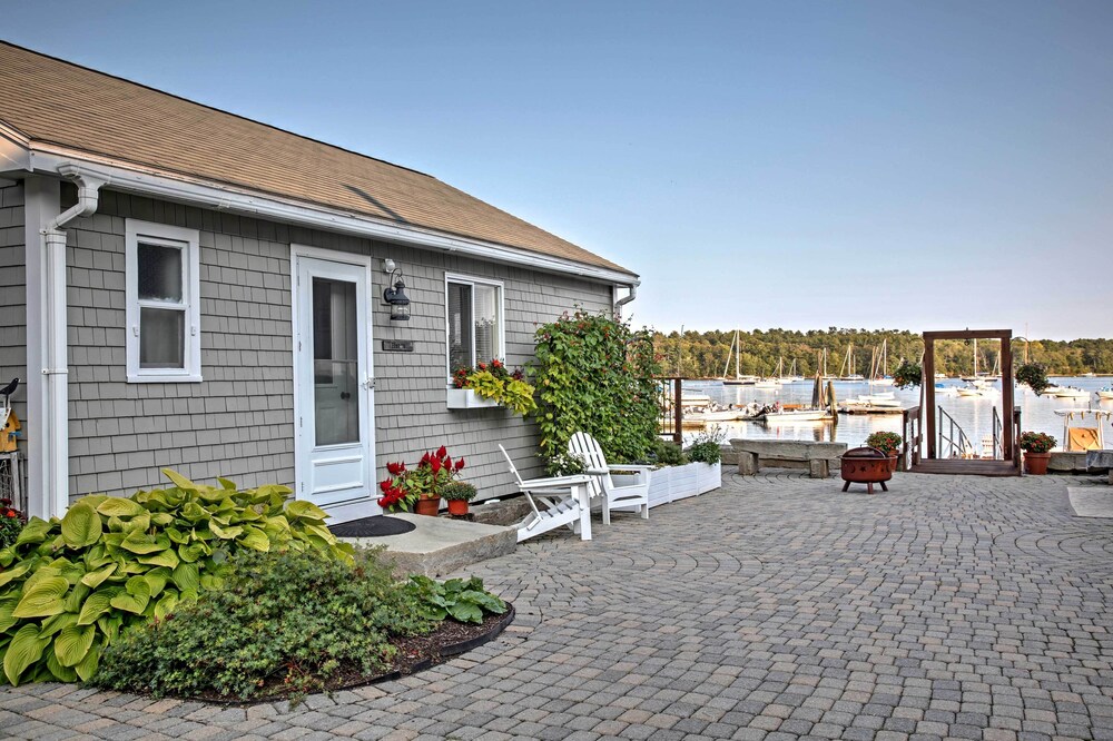 'heron Cottage' on Casco Bay w/ Deck & Boat Dock!