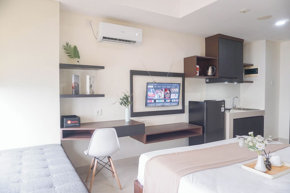 Homey Simply Studio Room At Pollux Chadstone Apartment