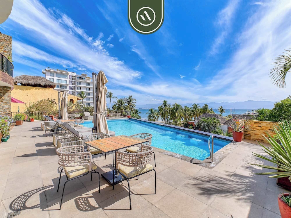 Oceanview 3 BR Condo Near the Beach - Pool