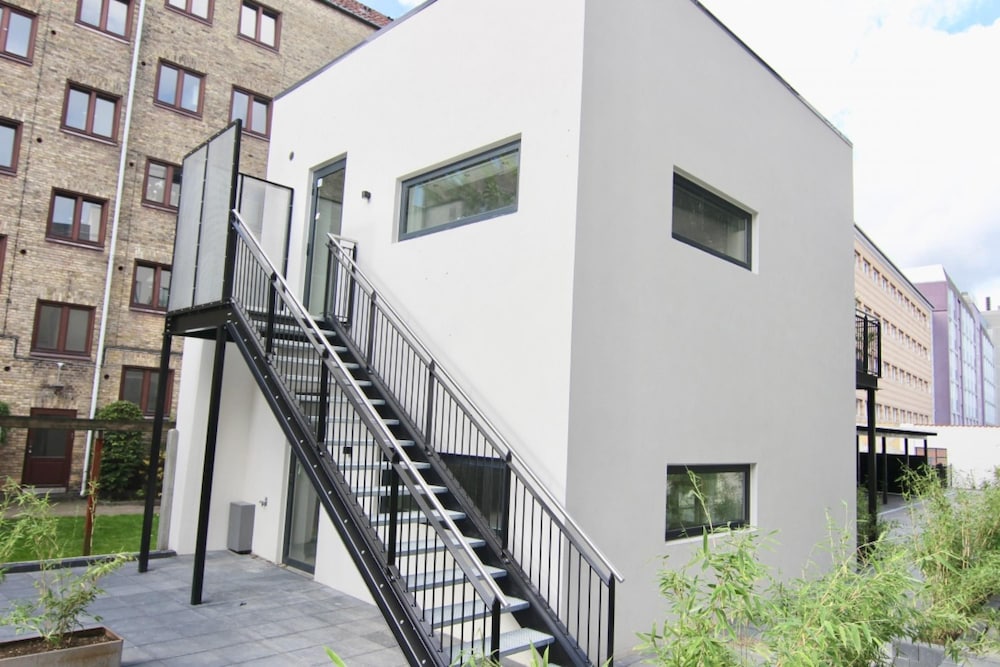 Townhouse Studio w Large Private Balcony
