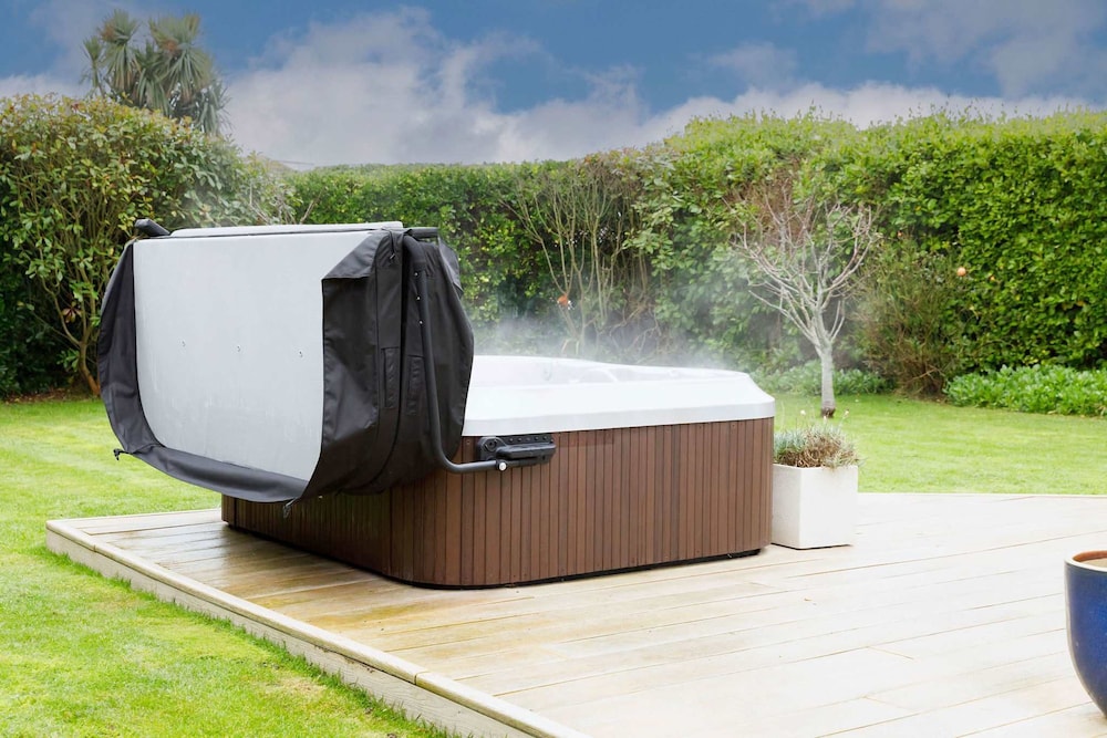 Beach House for 8 With hot tub Garden