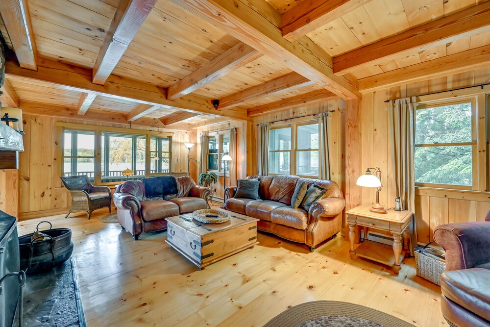 Lakefront Westhampton Cabin w/ Beach + Kayaks!